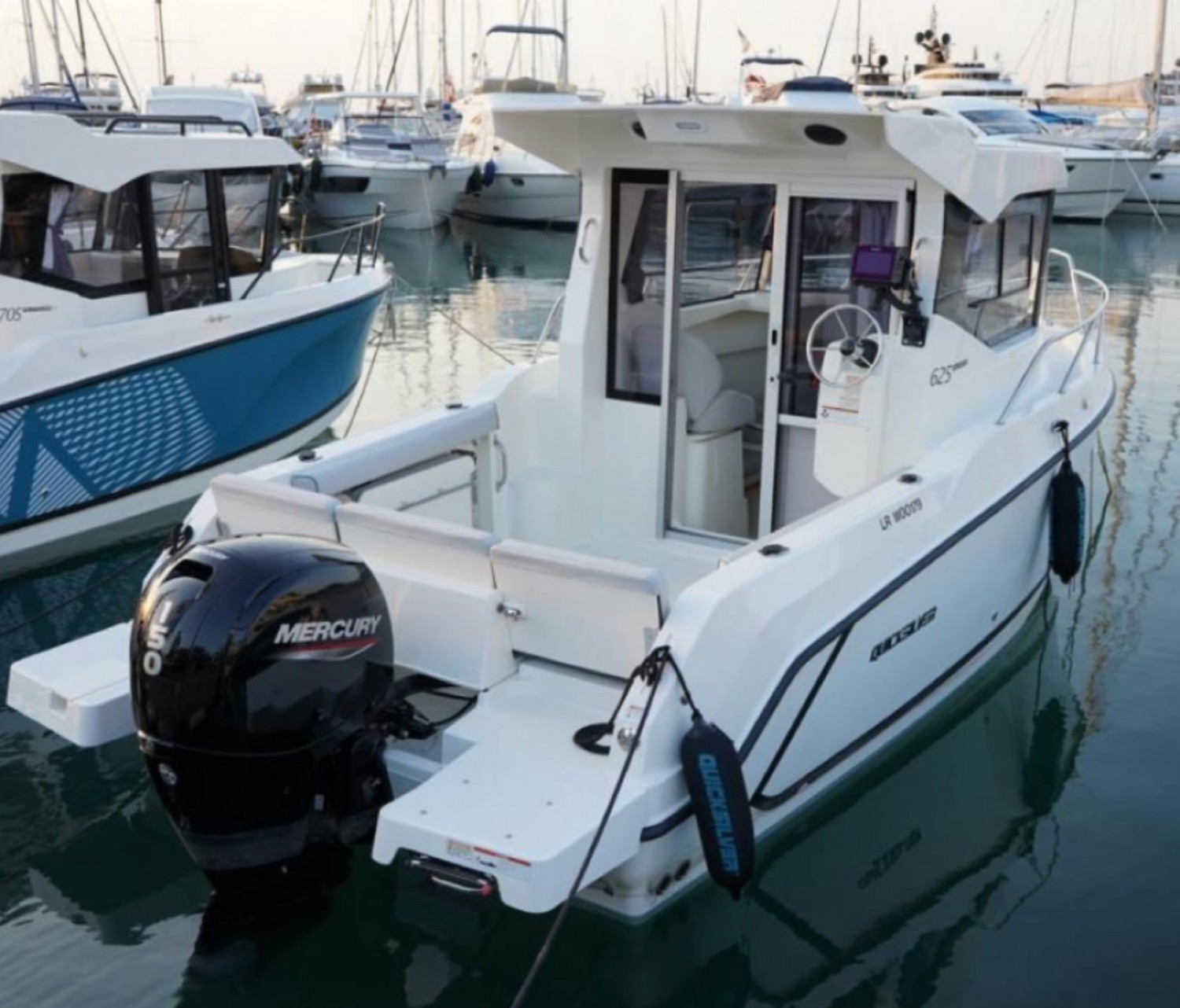 slider 7 Quicksilver Captur 625 Pilothouse